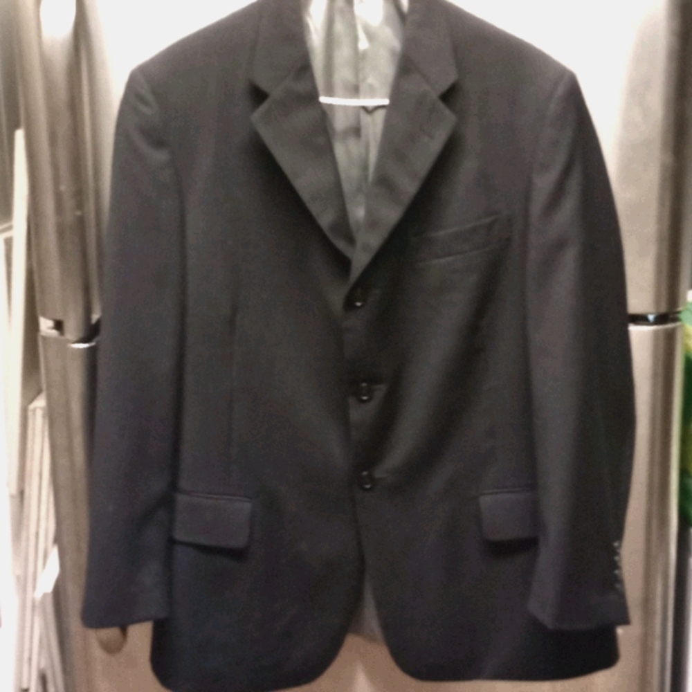 Suits - Picture 2 of 16